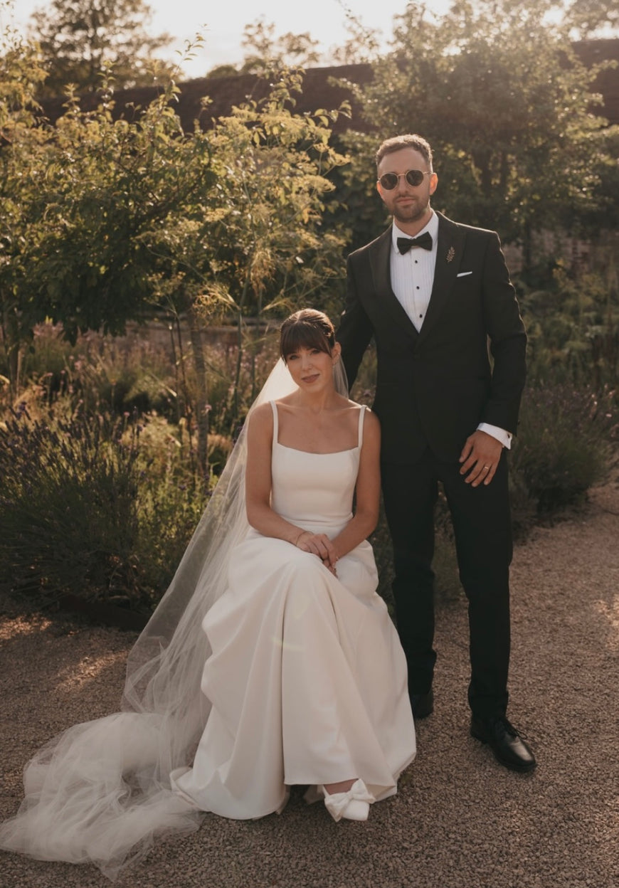 Romie - robe de mariée moderne et épurée à encolure carré et ouvertures transparentes sur les côtés