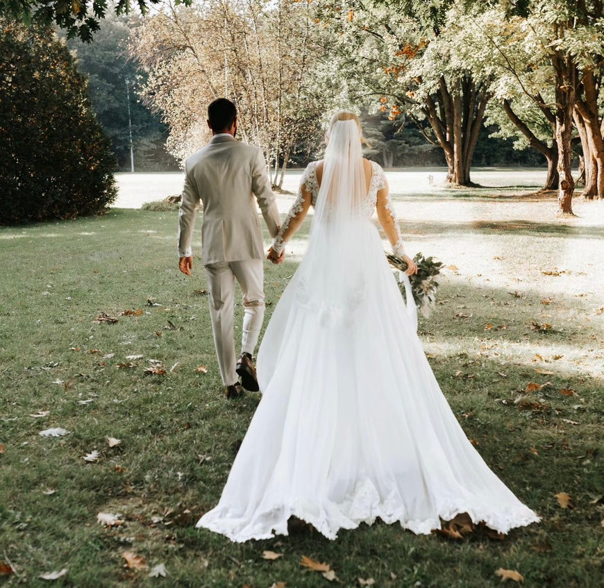 Decker - robe de mariée boho avec manches longues et dos ouvert en V, jupe de chiffon avec dentelle à la traine