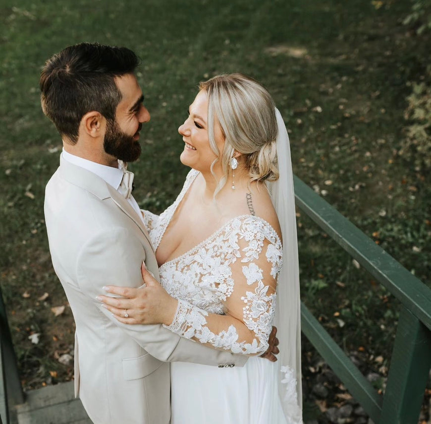 Decker - robe de mariée boho avec manches longues et dos ouvert en V, jupe de chiffon avec dentelle à la traine