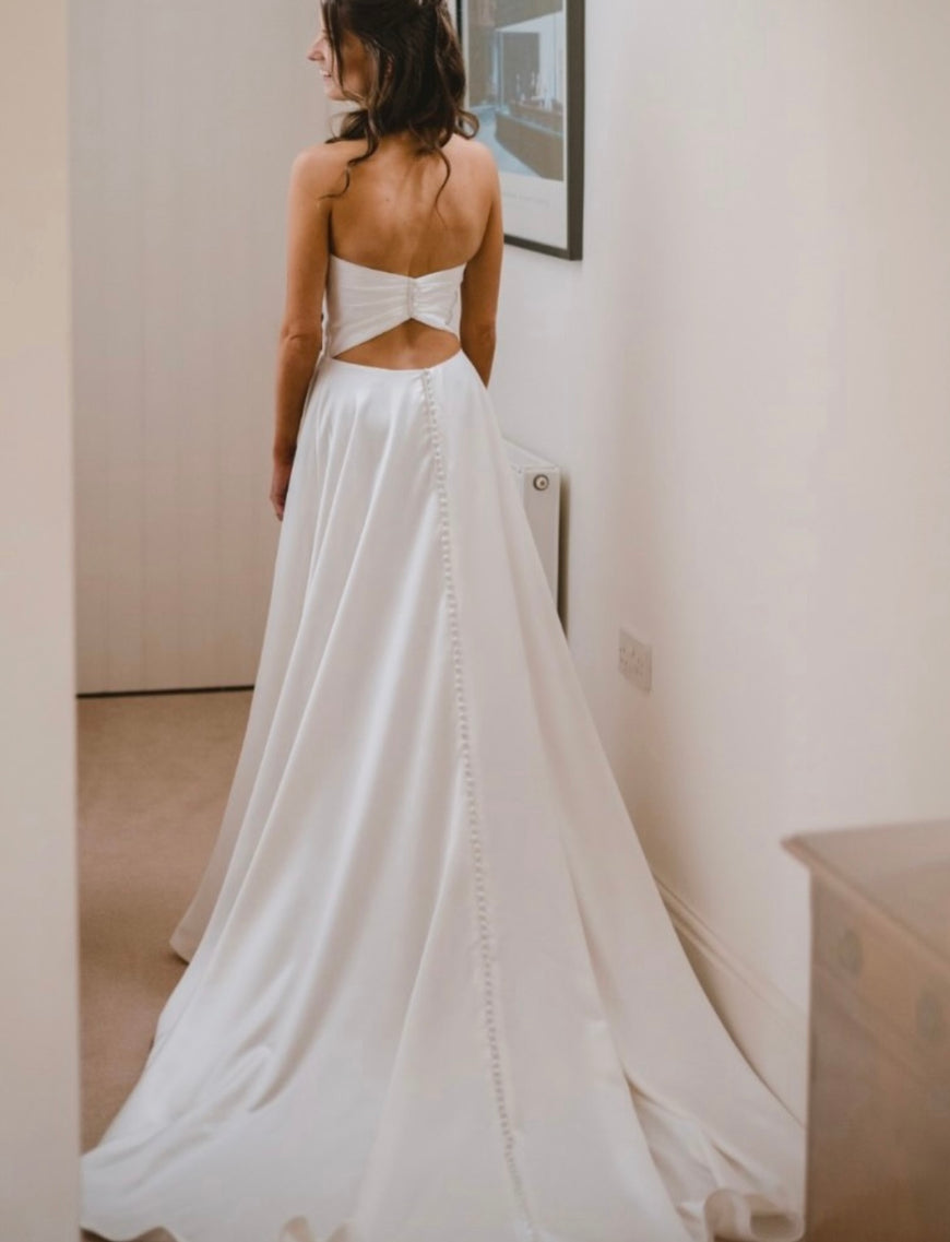 Iris - robe de mariée classique à bustier en coeur et fente à la jambe avec dos papillon