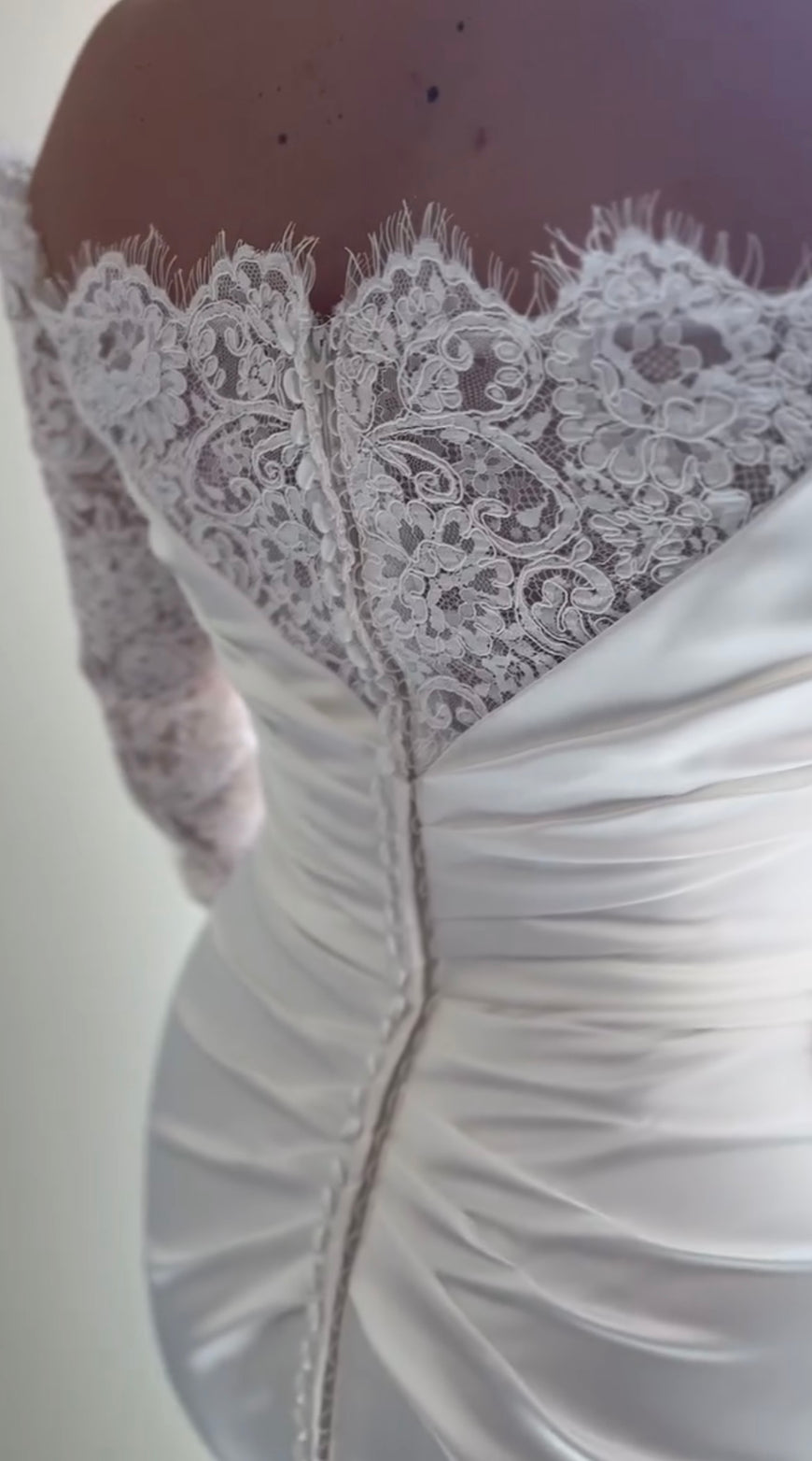 Elsabeth - robe de mariée haut de gamme ajustée en satin extensible avec détails de dentelle au buste et manches de style gants
