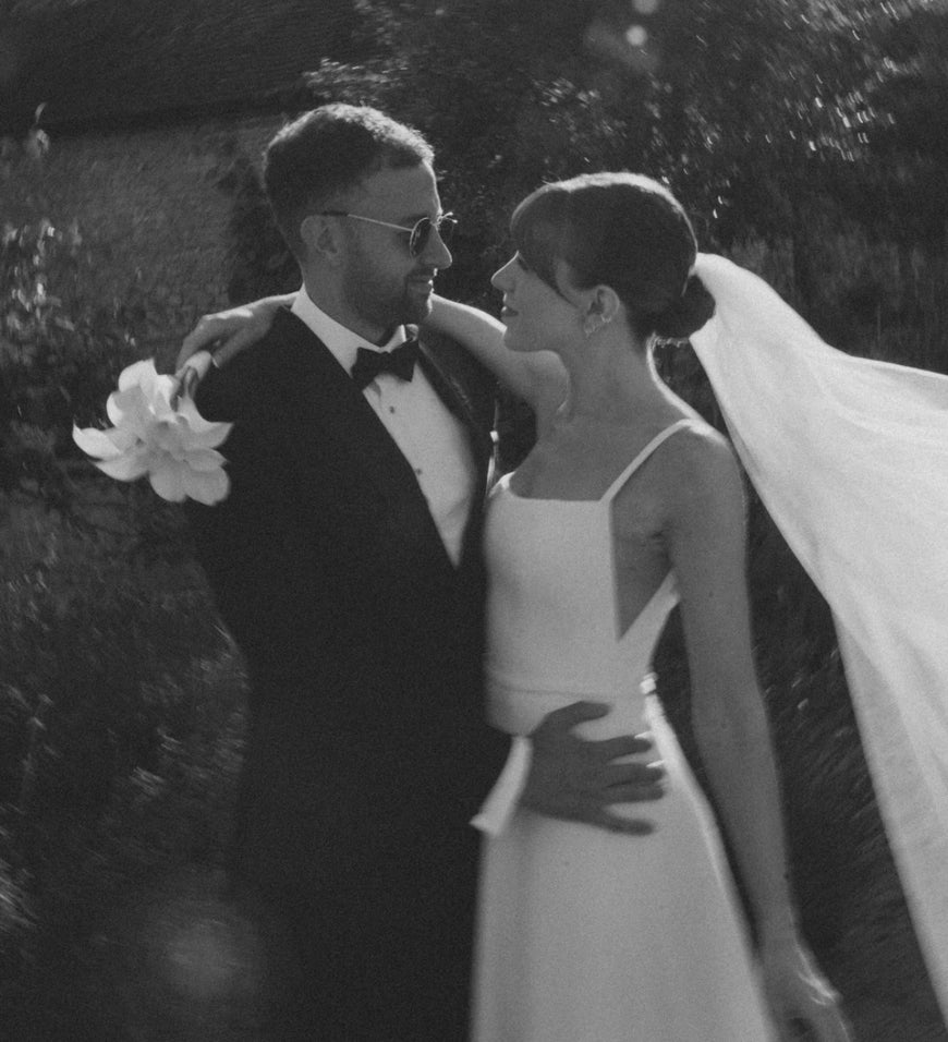 Romie - robe de mariée moderne et épurée à encolure carré et ouvertures transparentes sur les côtés