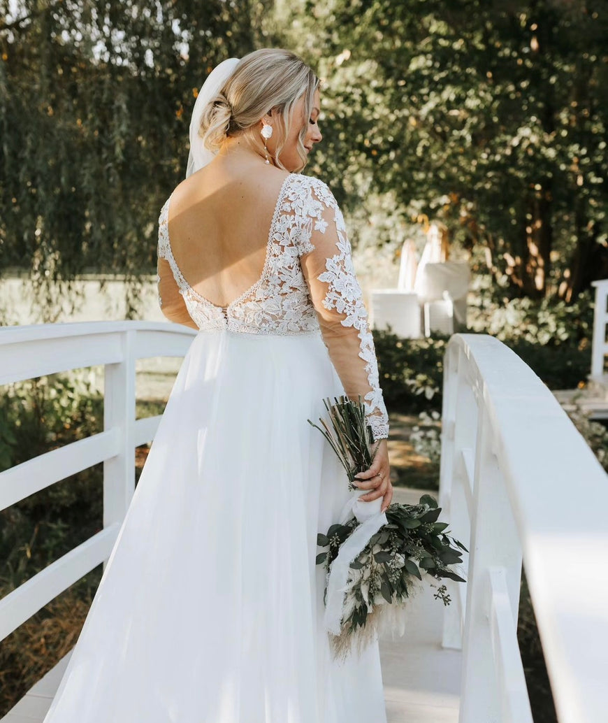 Decker - robe de mariée boho avec manches longues et dos ouvert en V, jupe de chiffon avec dentelle à la traine