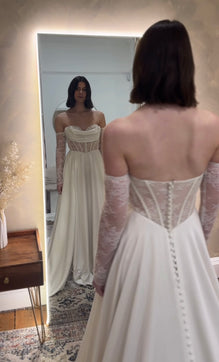 Bérénice - robe de mariée moderne avec haut corset sans bretelle en dentelle non perlé avec jupe de satin luxueuse et fente en dentelle, gants amovibles