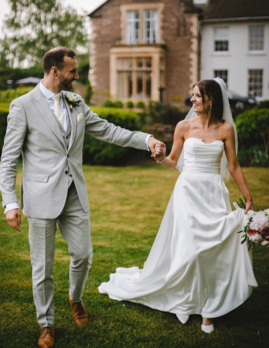 Iris - robe de mariée classique à bustier en coeur et fente à la jambe avec dos papillon