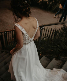Molly - robe de mariée sans manches avec haut en V en dentelle de coton, jupe de chiffon et taille marquée