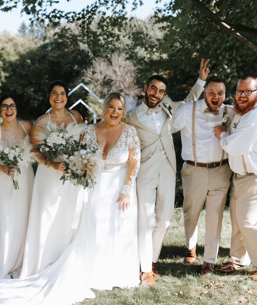 Decker - robe de mariée boho avec manches longues et dos ouvert en V, jupe de chiffon avec dentelle à la traine