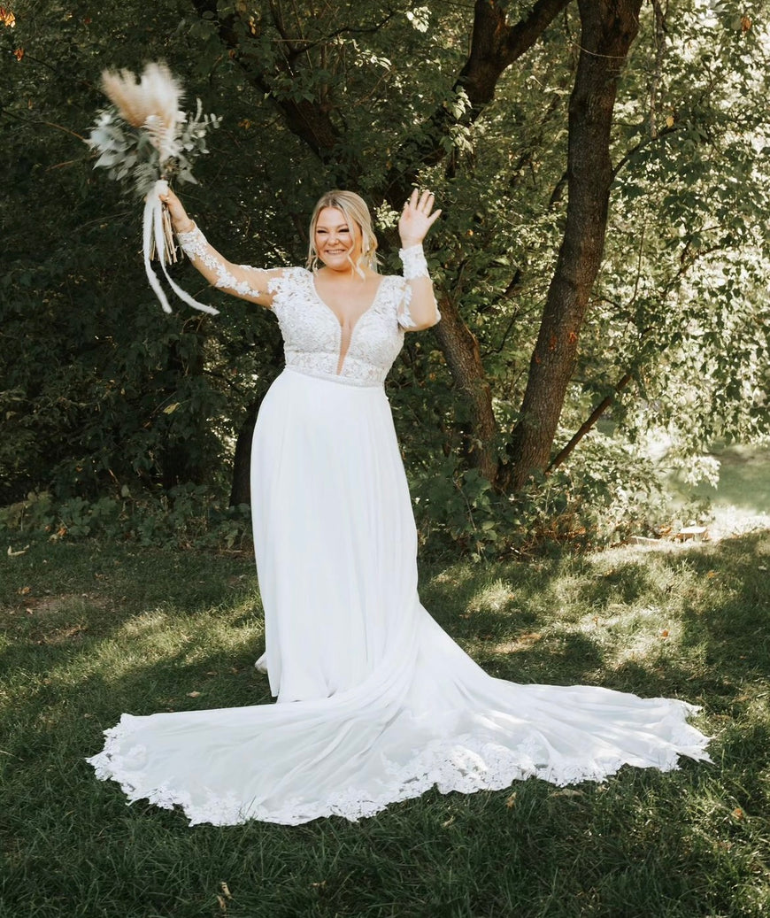 Decker - robe de mariée boho avec manches longues et dos ouvert en V, jupe de chiffon avec dentelle à la traine