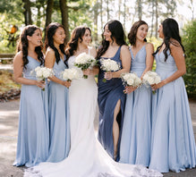 Preston *taille 4 à 14* - robe longue en tissus satiné avec décolleté en V plongeant, bretelles fines et jambe fendue