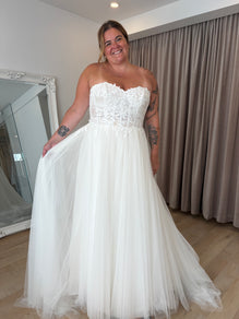 Krista *taille plus* - robe de mariée classique à bustier droit en dentelle et tulle