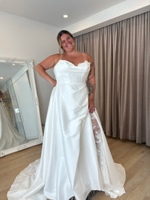 Helen - robe de mariée moderne et classique à bustier avec dentelle et jambe fendue avec dentelle