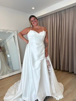 Helen - robe de mariée moderne et classique à bustier avec dentelle et jambe fendue avec dentelle