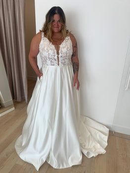 *EXCLUSIVE* Fiona - classic wedding dress with lace top and removable long sleeves and matte satin skirt without crinoline