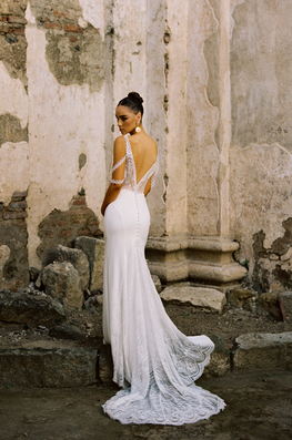 Everest - robe de mariée haut de gamme de coupe ajustée sans manches avec bas en crêpe