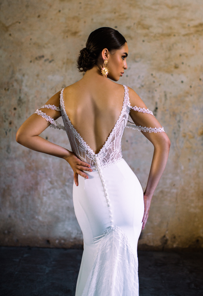 Everest - robe de mariée haut de gamme de coupe ajustée sans manches avec bas en crêpe