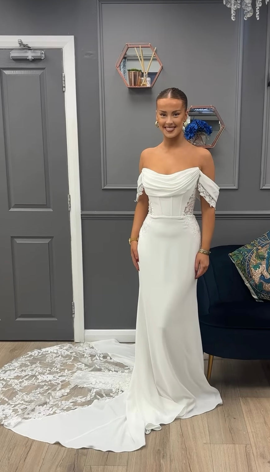 Damyen - robe de mariée ajustée en crêpe avec détails de dentelle et manches off souliers
