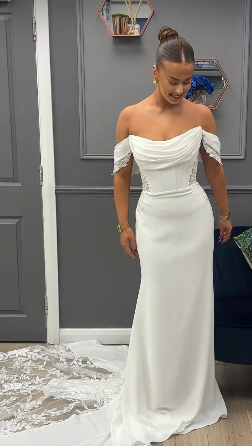 Damyen - robe de mariée ajustée en crêpe avec détails de dentelle et manches off souliers