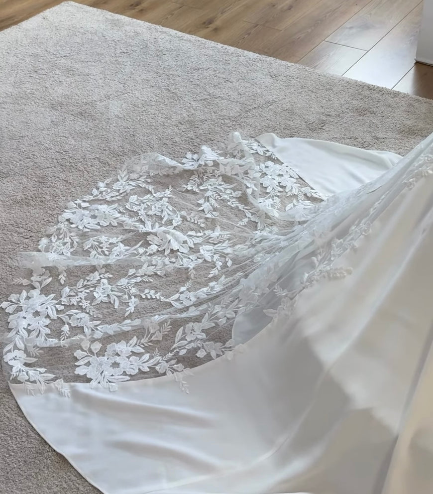 Damyen - robe de mariée ajustée en crêpe avec détails de dentelle et manches off souliers