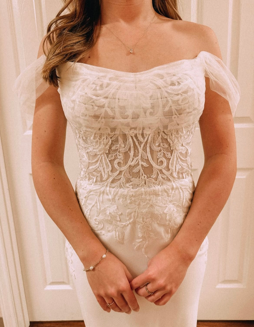 Merlin - robe de mariée ajustée en crêpe avec détails de dentelle et manches off souliers