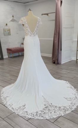 Anthony - robe de mariée ajustée en crêpe avec détails de dentelle et manches courtes avec dos en V