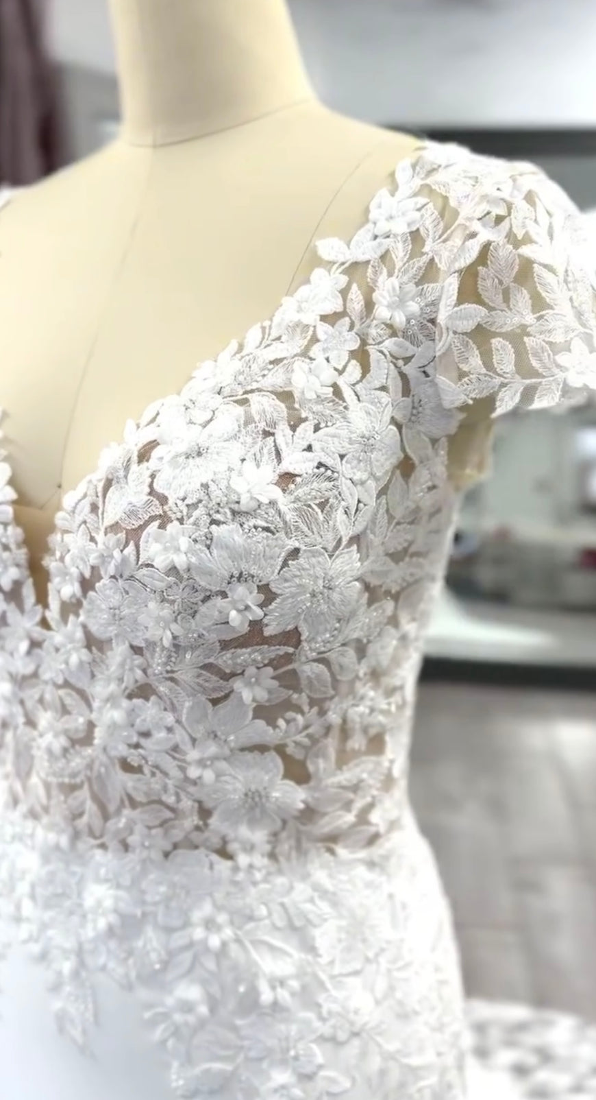 Anthony - robe de mariée ajustée en crêpe avec détails de dentelle et manches courtes avec dos en V