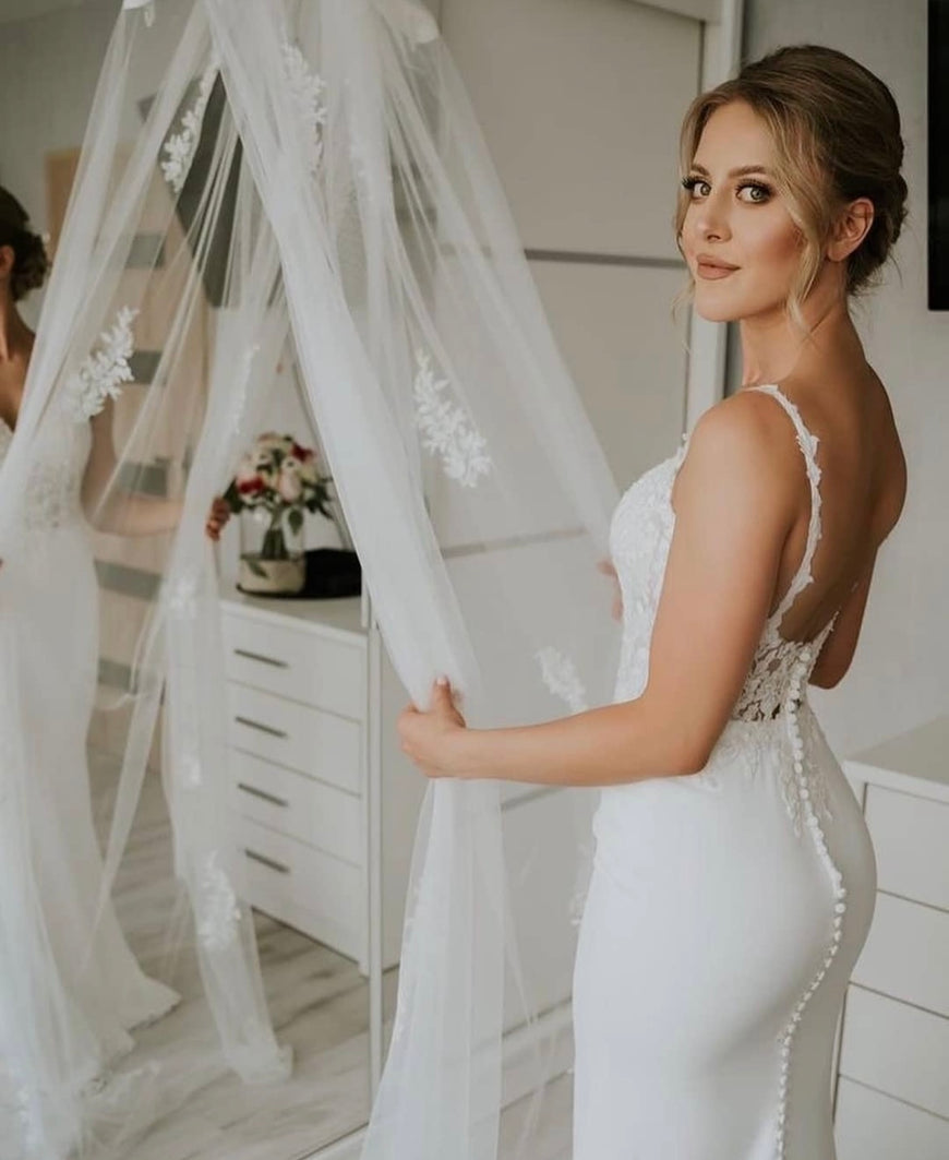 Arwen *échantillon taille 20* - robe de mariée coupe ajustée en crêpe à bretelles fines et traîne prestigieuse