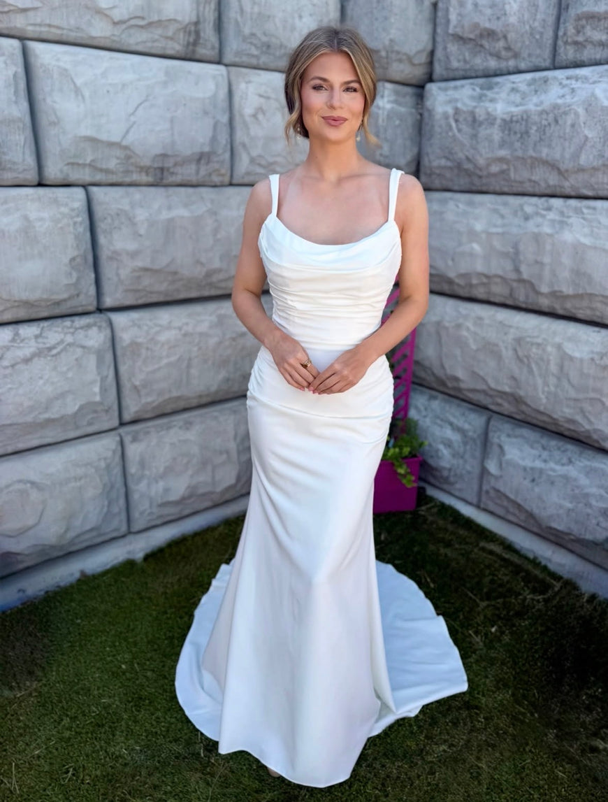 *EXCLUSIVITÉ* Lindy - robe de mariée ajustée en crêpe avec détails de dentelle non perlé et châle au dos