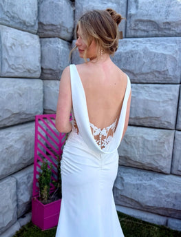 *EXCLUSIVITÉ* Lindy - robe de mariée ajustée en crêpe avec détails de dentelle non perlé et châle au dos