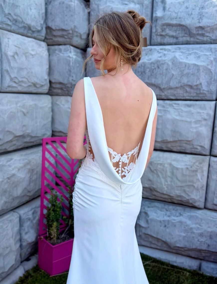*EXCLUSIVITÉ* Lindy - robe de mariée ajustée en crêpe avec détails de dentelle non perlé et châle au dos
