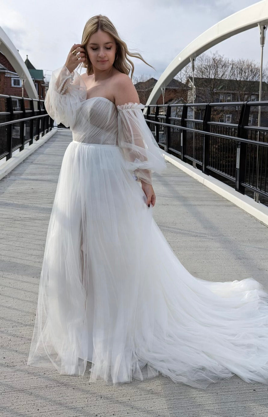 * EXCLUSIVE * Bernardina *plus size* - romantic tulle wedding dress with pleated bustier, removable puff sleeves and leg slit