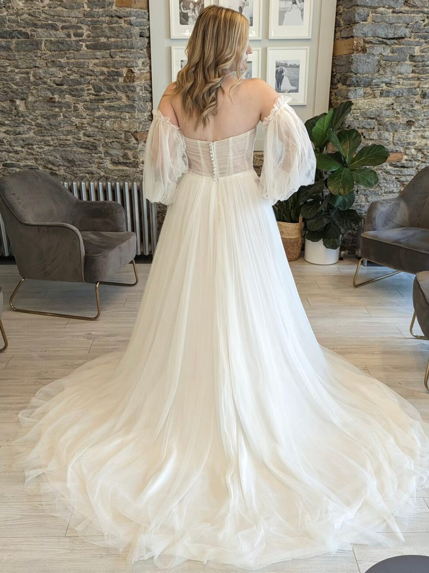 * EXCLUSIVE * Bernardina *plus size* - romantic tulle wedding dress with pleated bustier, removable puff sleeves and leg slit