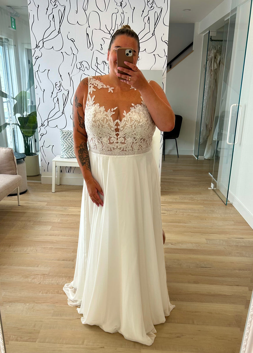 Dash *plus size* - wedding dress with off shoulder sleeves and illusion back