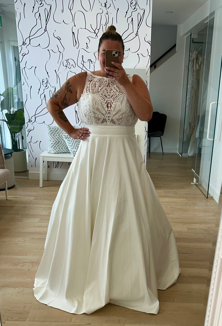 *EXCLUSIVITÉ* Albie - robe de mariée classique à col haut illusion en dentelle sans perle d'inspiration boho et jupe en satin mât avec poches