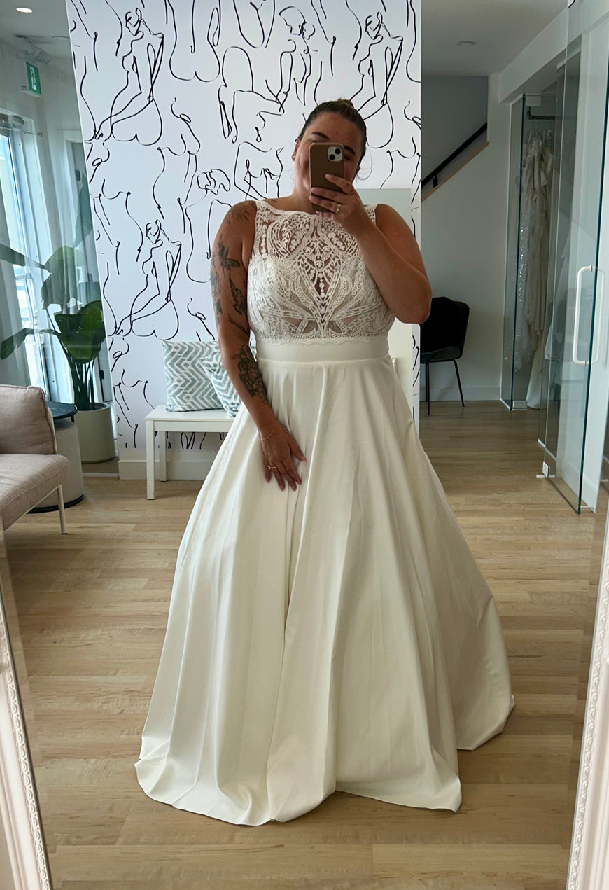 *EXCLUSIVITÉ* Albie - robe de mariée classique à col haut illusion en dentelle sans perle d'inspiration boho et jupe en satin mât avec poches