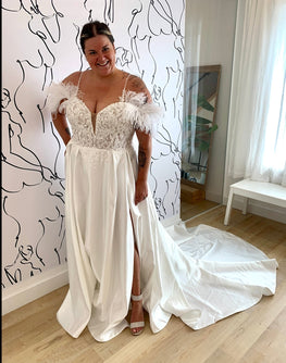 Justina *taille plus* *échantillon taille 20*- robe de mariée en satin avec fente à la jambe, bretelles fines et bretelles tombantes en plumes