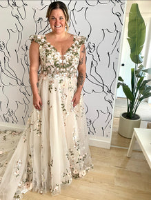 Juno *taille plus* - robe de mariée unique et festive avec dentelle brodée haut de gamme et manches courtes bouffantes