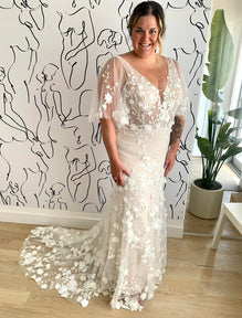 Binder - slim fit wedding dress in 3D floral lace and romantic removable sleeves