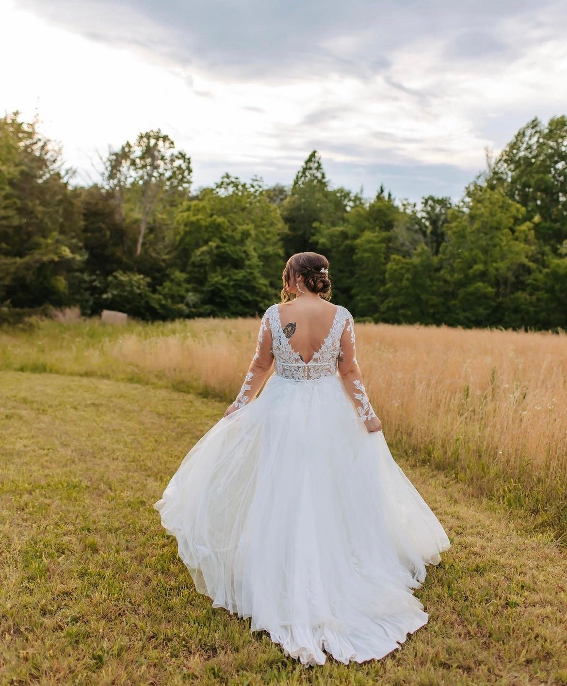Cayla - robe de mariée boho en tulle à manches longues avec taille cintrée et dentelle d’inspiration végétale