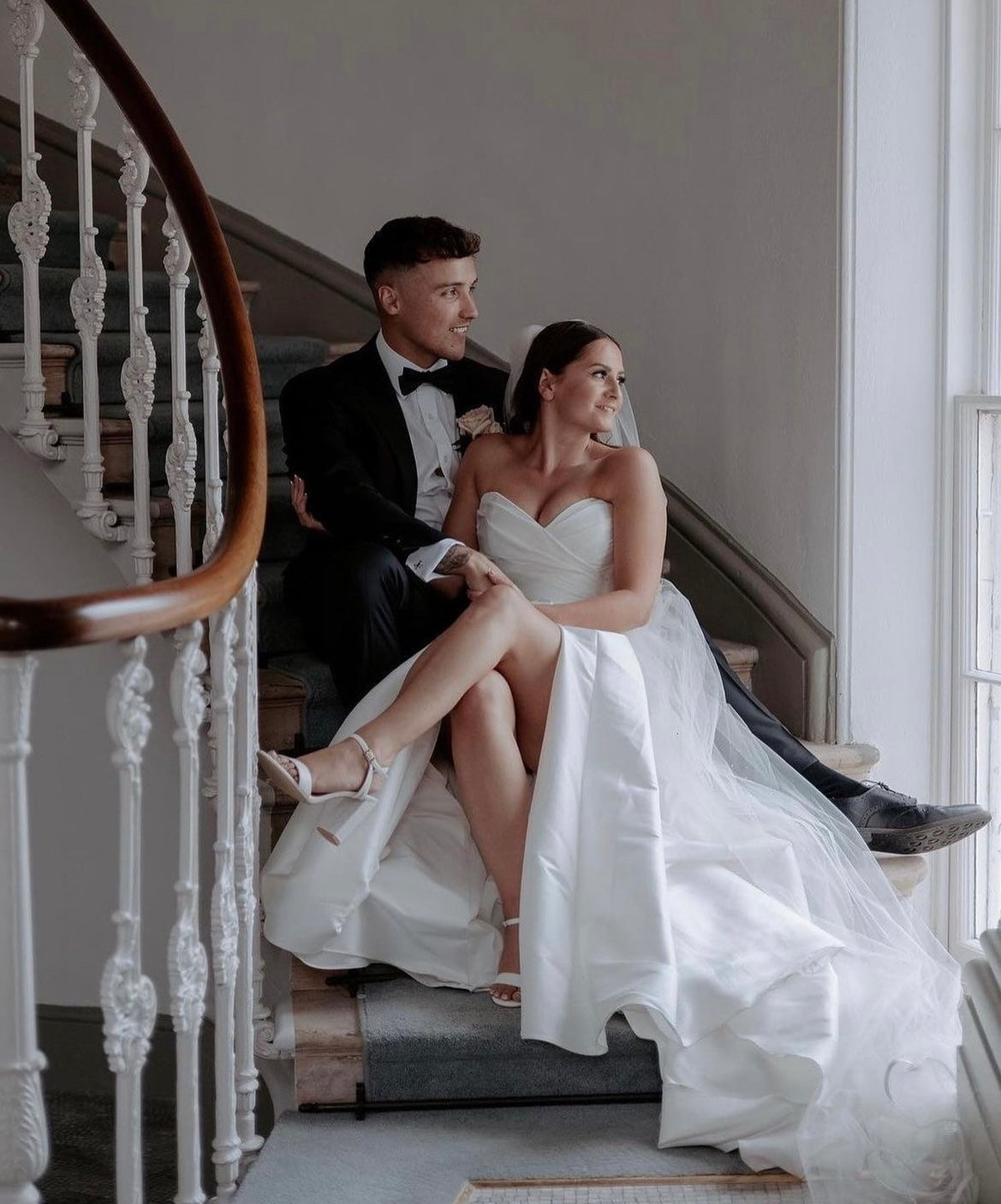 Watson - robe de mariée moderne et classique à bustier en coeur et fente dramatique à la jambe
