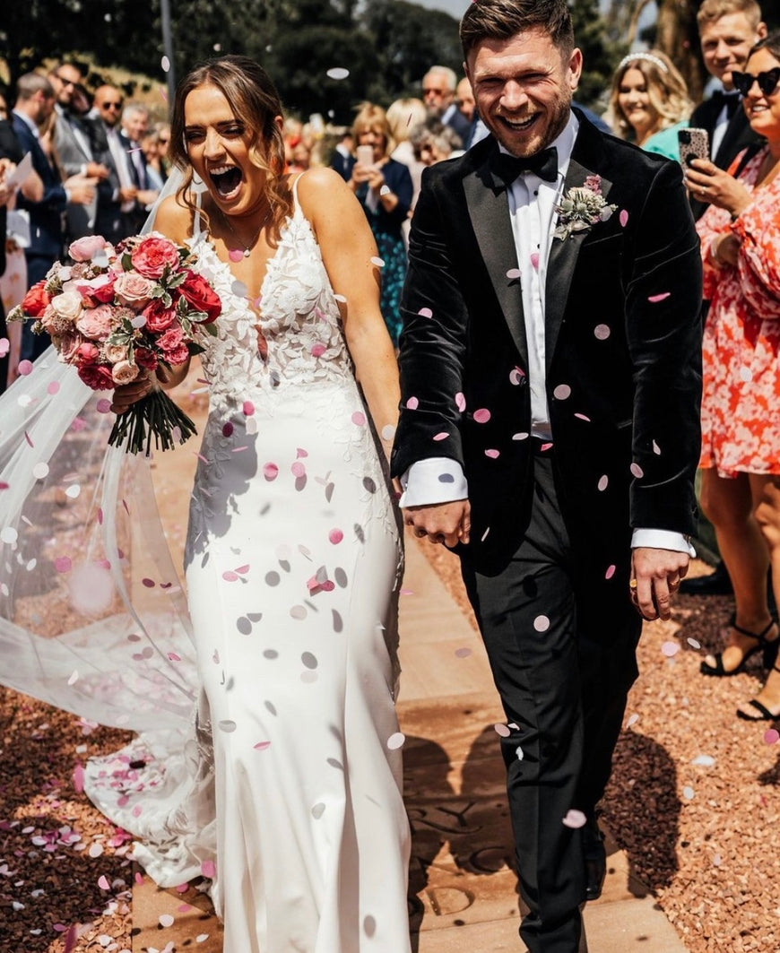 Blaze - robe de mariée coupe ajustée sans manches avec bas en crêpe et traîne en dentelle florale sans perles