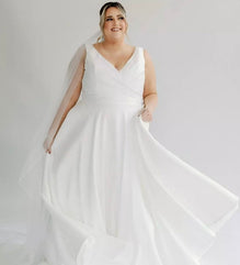Jessy *taille plus* *échantillon taille 24* - robe de mariée classique à haut de style cache-coeur en mikado