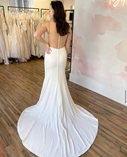 *EXCLUSIVITÉ* Quincy * échantillon taille 12 - robe de mariée minimaliste en crêpe extensible de coupe ajustée avec dos illusion avec boutons