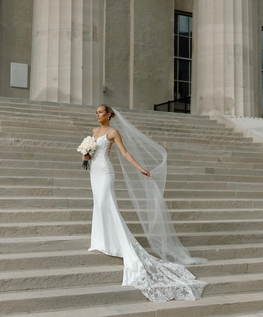 Eliza - robe de mariée coupe ajustée en crêpe à bretelles fines et dos totalement ouvert