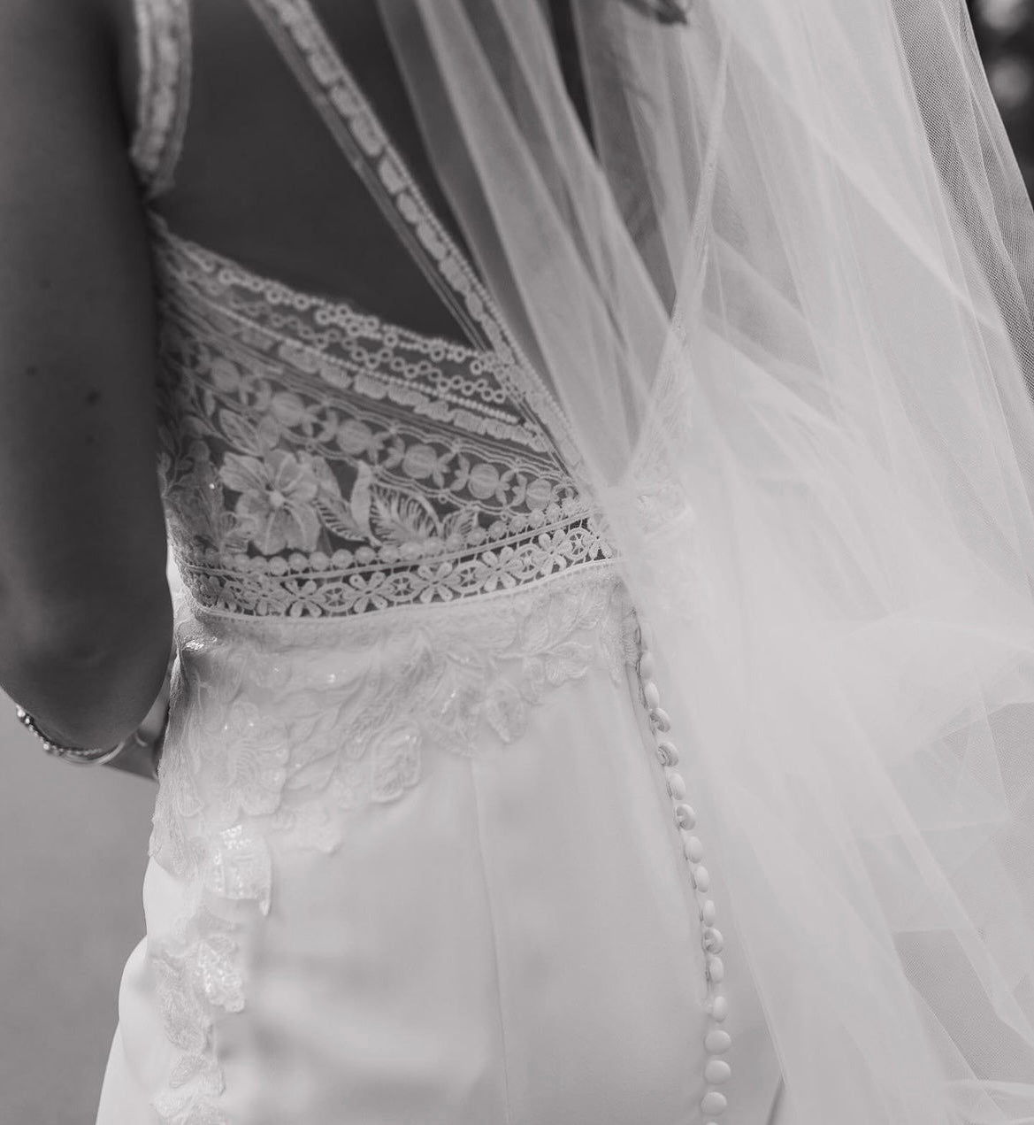 Antonio - robe de mariée moderne avec haut en dentelle boho et jupe en crêpe avec insertions de dentelle