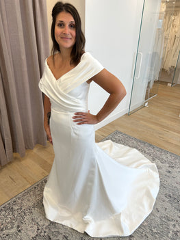 Mathilda - robe de mariée minimaliste et contemporaine de coupe ajustée en crêpe à off shoulder