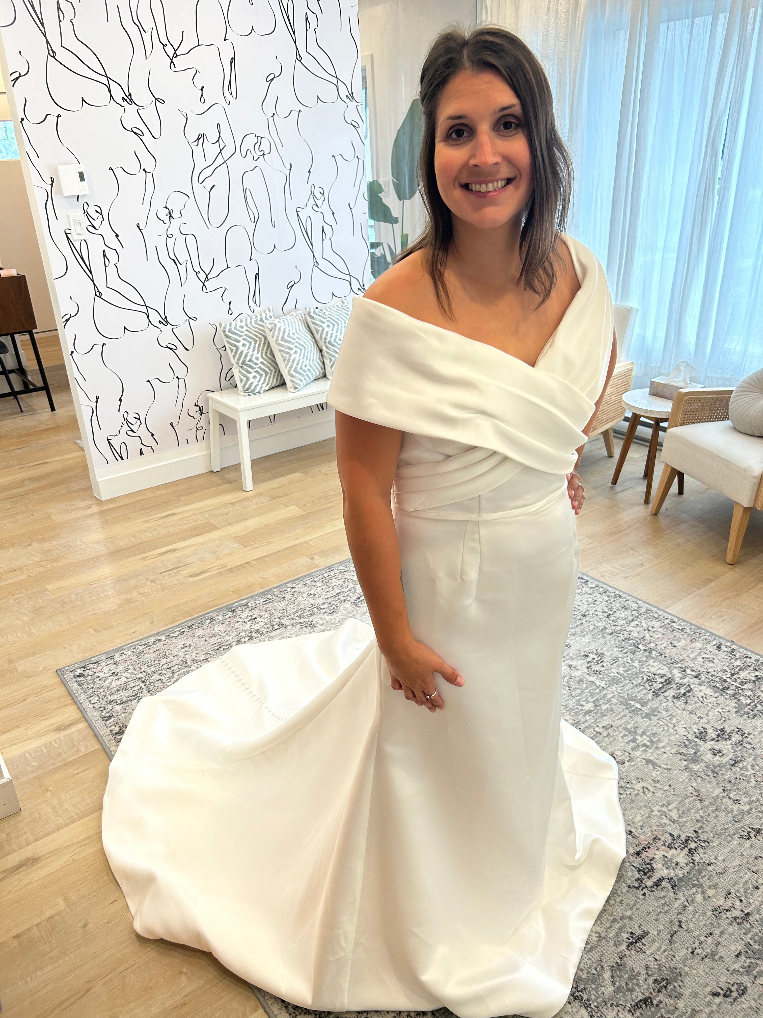 Mathilda - robe de mariée minimaliste et contemporaine de coupe ajustée en crêpe à off shoulder