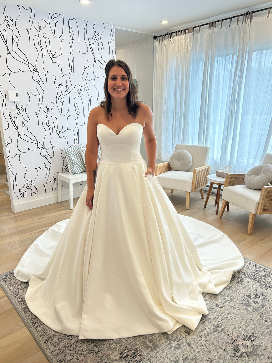 * EXCLUSIVE * Sandrine - modern and classic sweetheart strapless wedding dress in matte satin fabrics with full skirt with French pleats