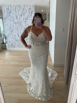 Haylay *plus size* - slim fit lace wedding dress with straps and corset back