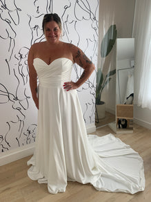 *EXCLUSIVE* Lydia *plus size* - modern and classic sweetheart strapless wedding dress with jersey pleats