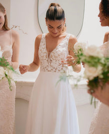 Molly *taille plus* - robe de mariée sans manches avec haut en V en dentelle de coton, jupe de chiffon et taille marquée